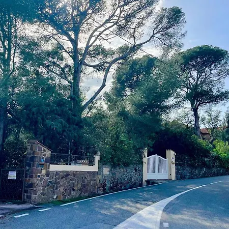 Avec Jardin Proche De La Saint-Raphael (Var)